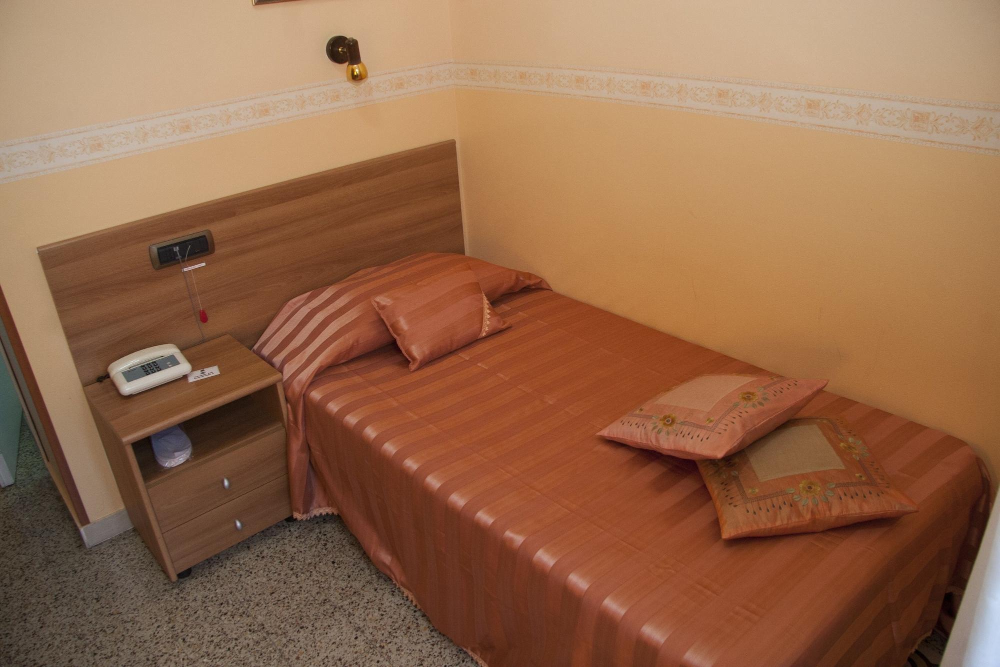 Casa La Salle - Casa Religiosa Pensión 3*