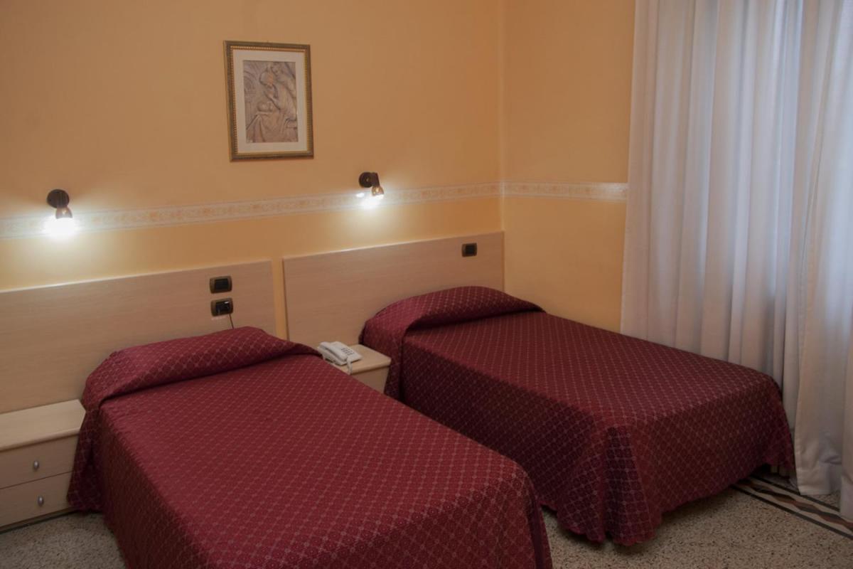 Casa La Salle - Casa Religiosa Pensión 3*